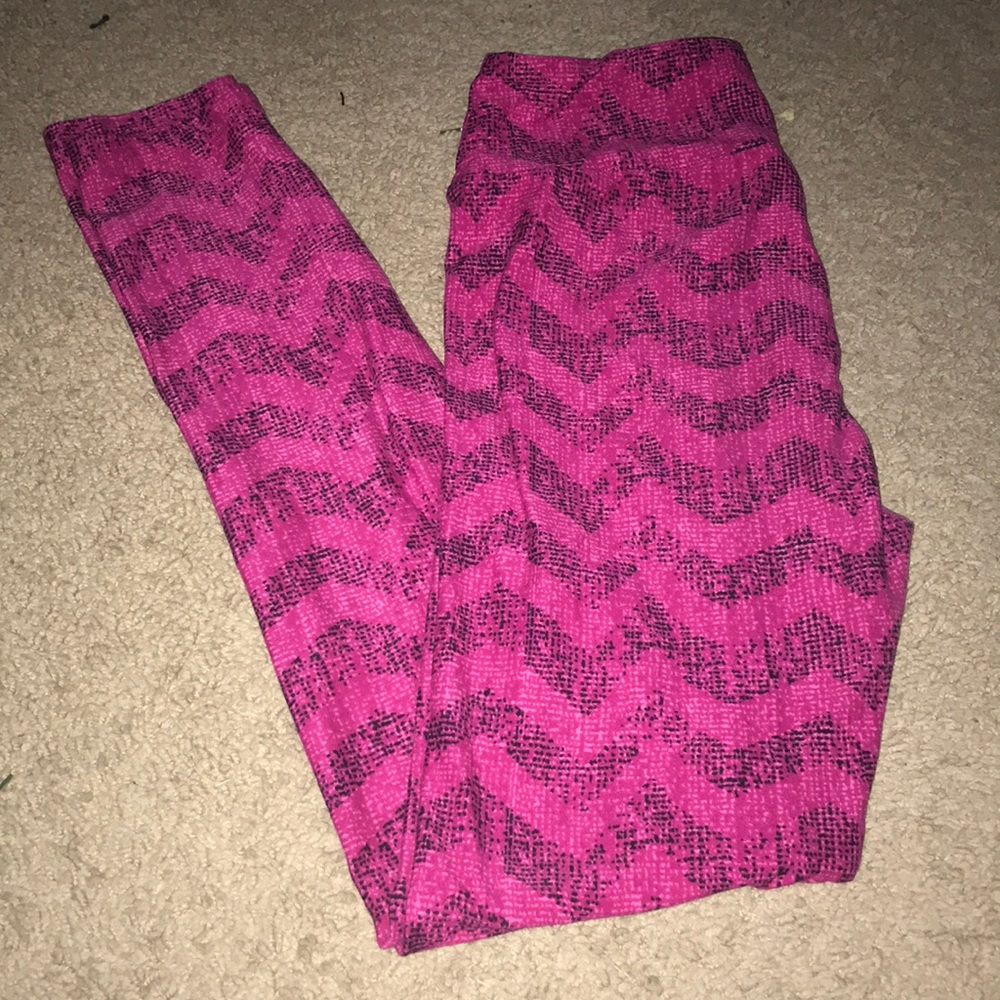 EUC LuLaRoe OS leggings! Pink with chevron print!